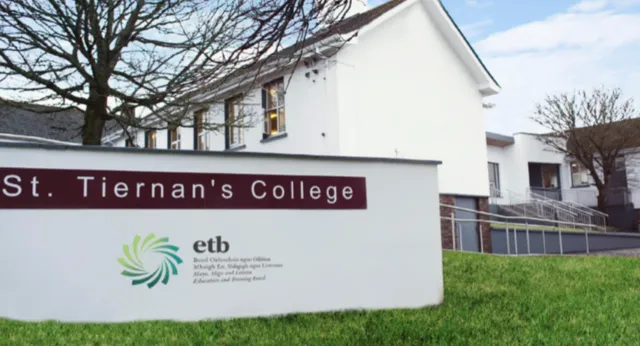 Si vede l'edificio del St. Tiernan's College con la facciata bianca e il logo dell'Education and Training Board.