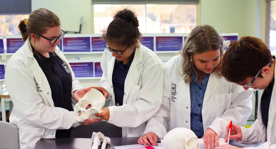 Studenti della Willunga High School analizzano insieme un esperimento nel laboratorio della scuola.