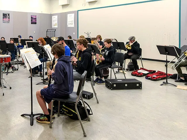 Estudiantes de Valley View Secondary en un ensayo de música con varios instrumentos de fondo.