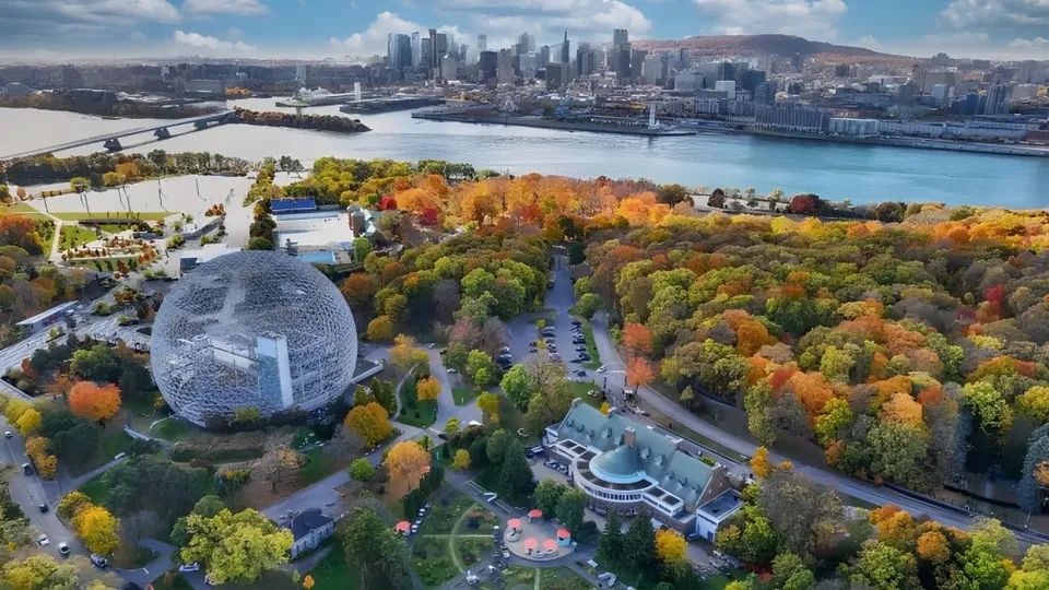 Vista aerea della città con paesaggio autunnale e un'architettura caratteristica vicino alla St. George's School of Montreal.