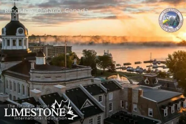 Vista aérea de Kingston, Ontario, con edificios históricos frente al lago al atardecer
