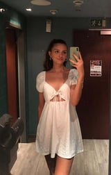 Aaliyah in weißem Sommerkleid bei einem Selfie vor einem Spiegel