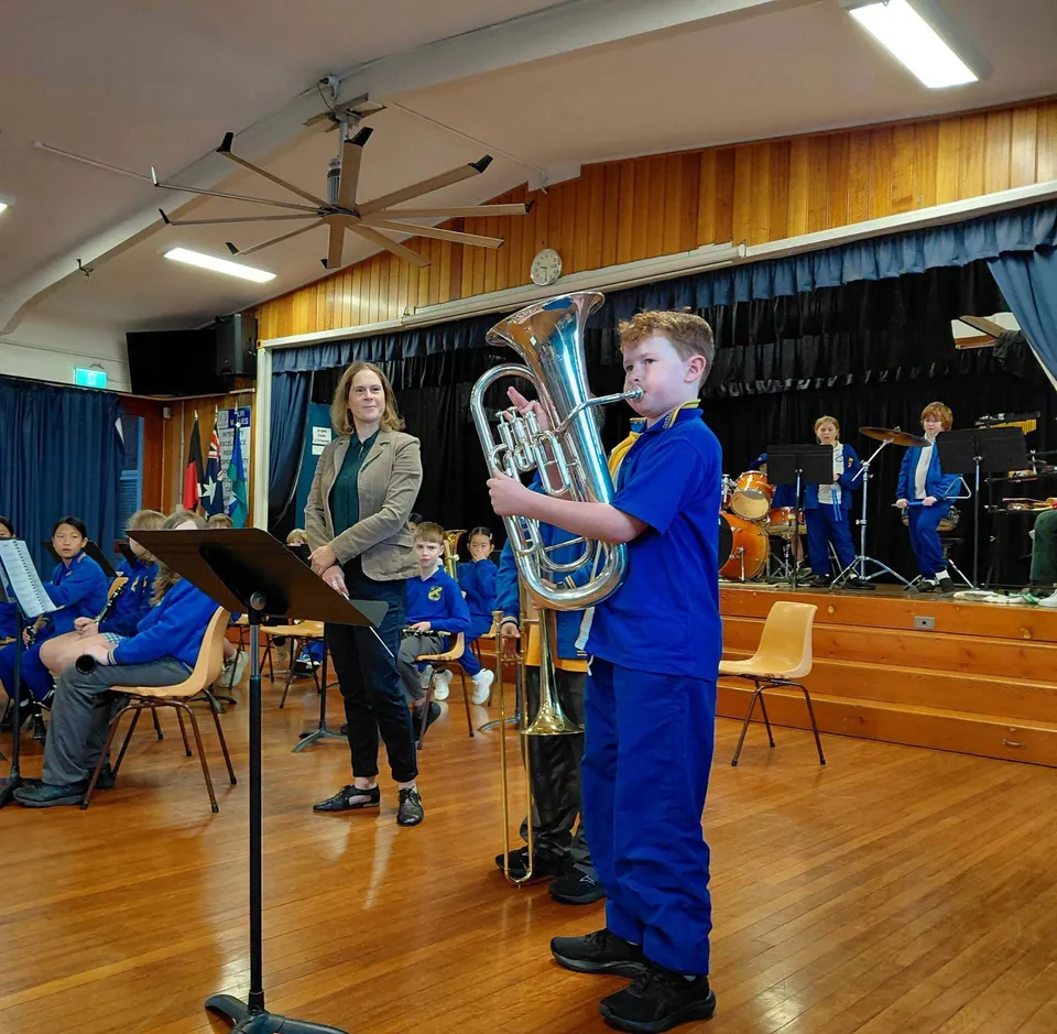 Uno studente del Georges River College suona uno strumento a fiato durante le prove dell'orchestra scolastica.