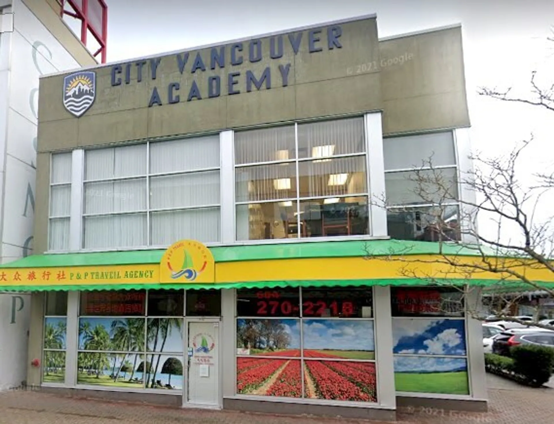 Vista esterna dell'edificio della City Vancouver Academy High School con pensilina colorata e scritta ben visibile.