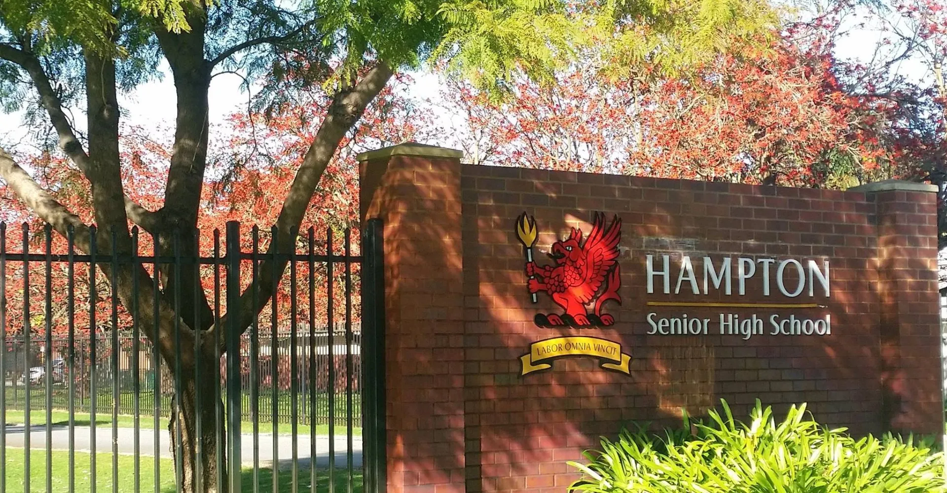 L'insegna in mattoni della Hampton Senior High School davanti ad alberi colorati.