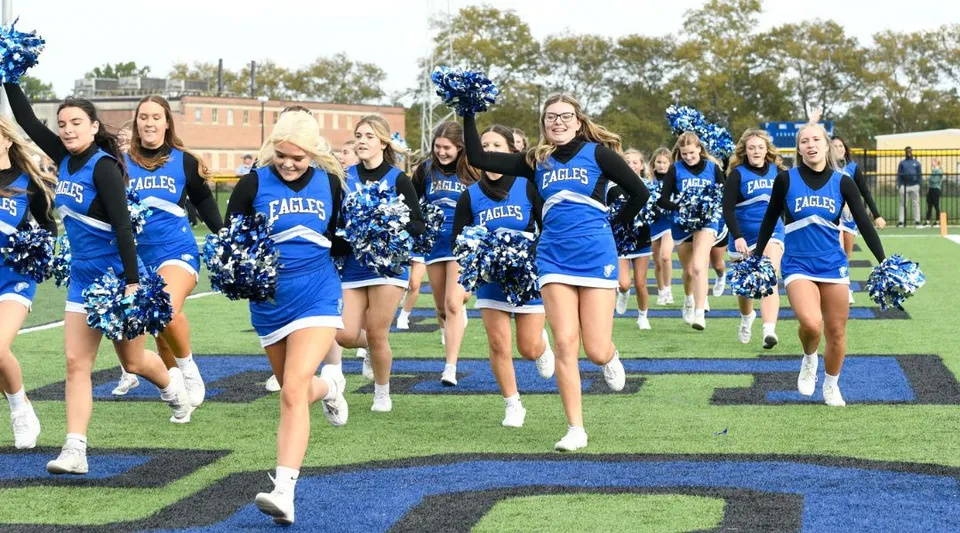 Le cheerleader della Conwell-Egan Catholic High School si esibiscono sul campo sportivo.