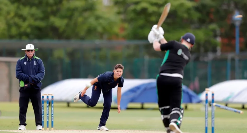 Studenti giocano una partita di cricket sul campo sportivo della Shrewsbury School.