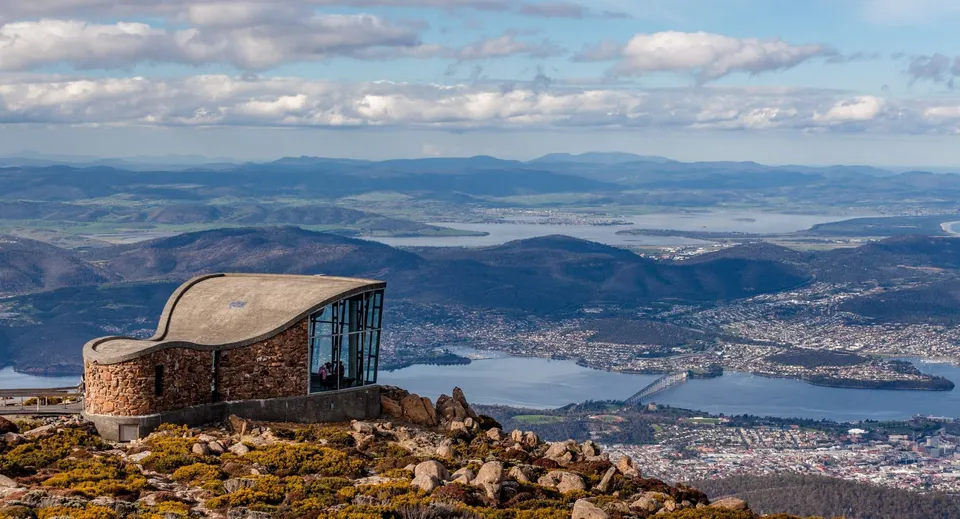 Una struttura in pietra su una roccia offre una vista sulla città e sulle montagne circostanti presso la Taroona High School.