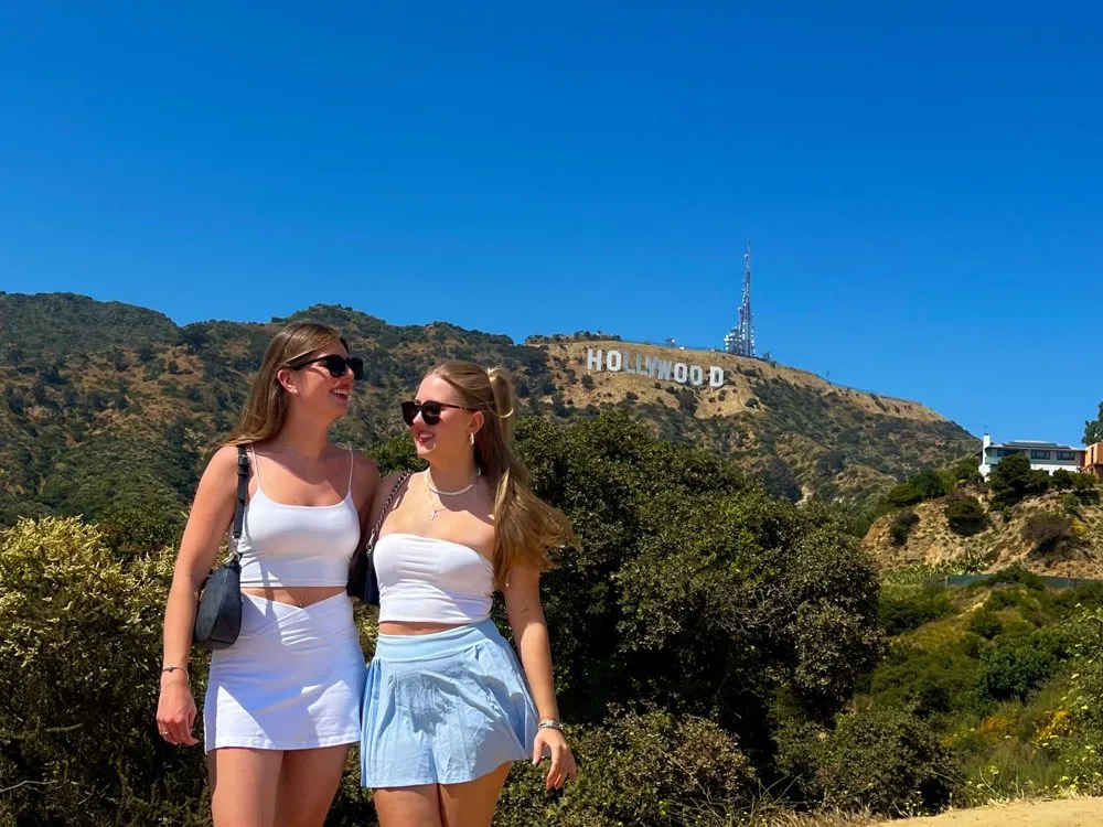 Zwei Gastschülerinnen vor dem Hollywood-Schriftzug