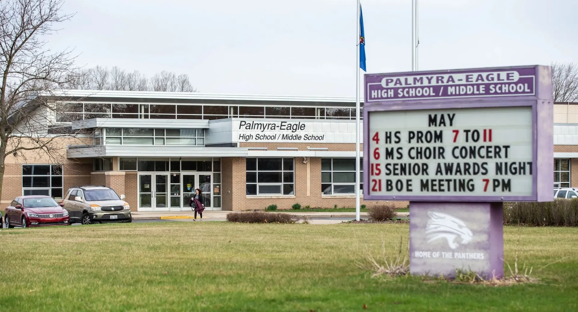 L'edificio scolastico della Eagle School mostra un cartello con gli eventi in programma sul prato circostante.