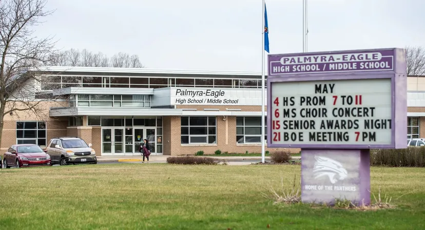 L'edificio scolastico della Eagle School mostra un cartello con gli eventi in programma sul prato circostante.