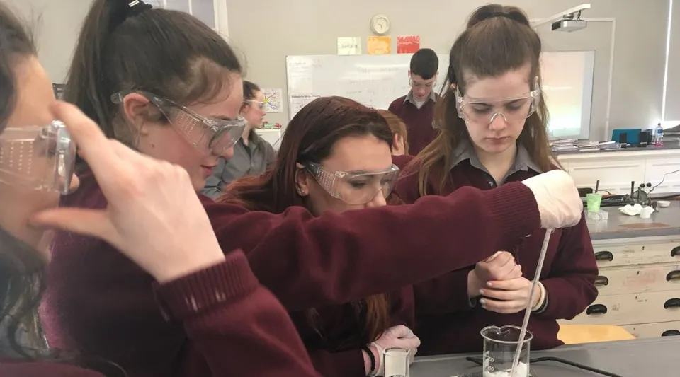 Studenti della Colaiste Mhuire (Tourmakeady) svolgono insieme un'attività di laboratorio a un tavolo.