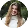 Retrato de una estudiante con jersey blanco de cuello alto al aire libre