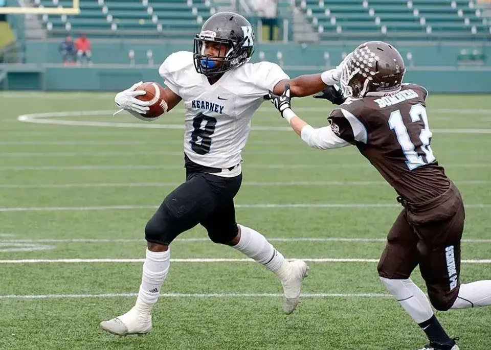 Due giocatori di football americano si vedono sul campo della Bishop Kearney High School durante una partita.