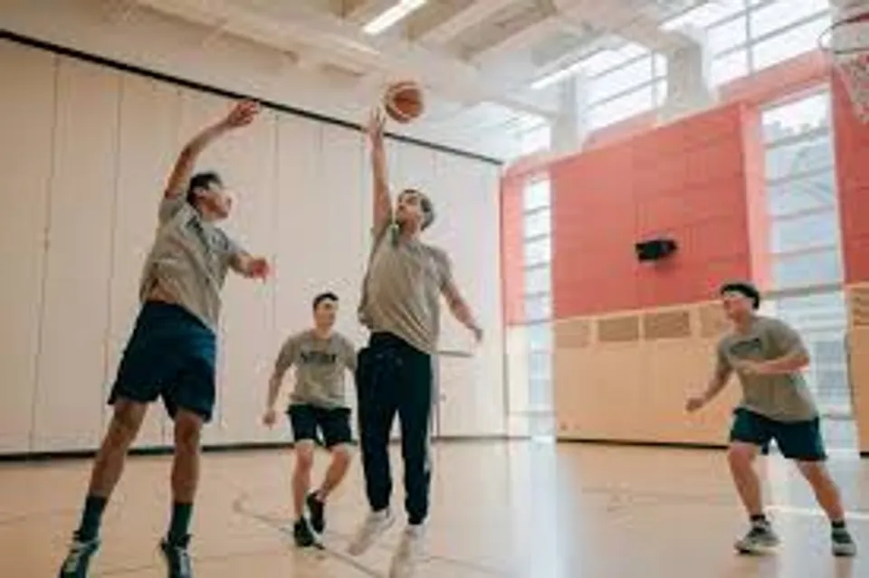 Gli studenti della Pattison High School giocano a basket nella luminosa palestra con ampie finestre.