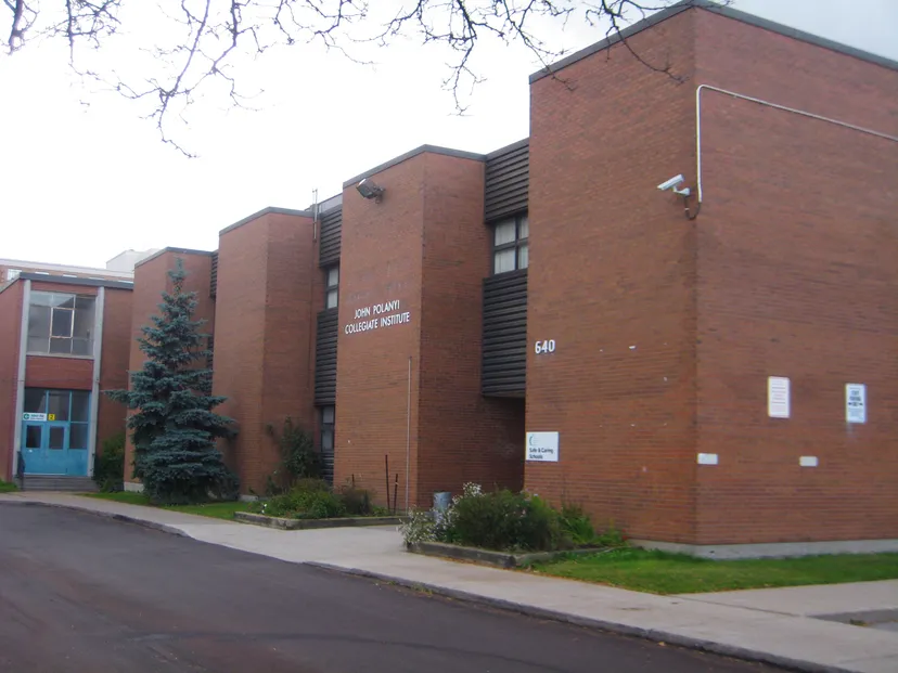 L'edificio in mattoni a più piani con albero e area verde nei terreni del John Polanyi Collegiate Institute.