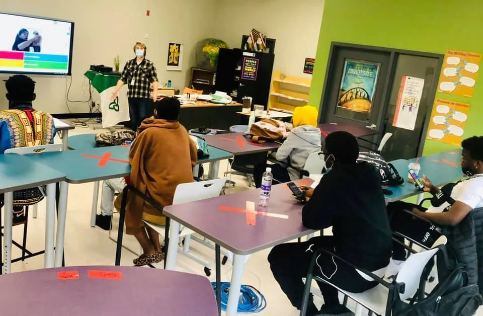 Gli studenti della École secondaire publique L'Alternative sono attivi in un'aula colorata con materiali didattici.