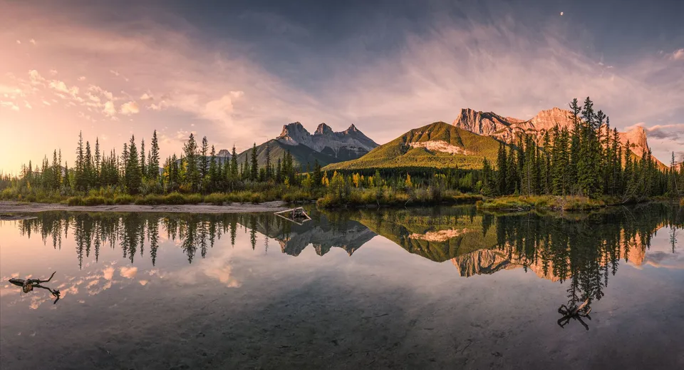 Un tranquillo paesaggio montano con lago e foresta nelle vicinanze della Immaculata High School.