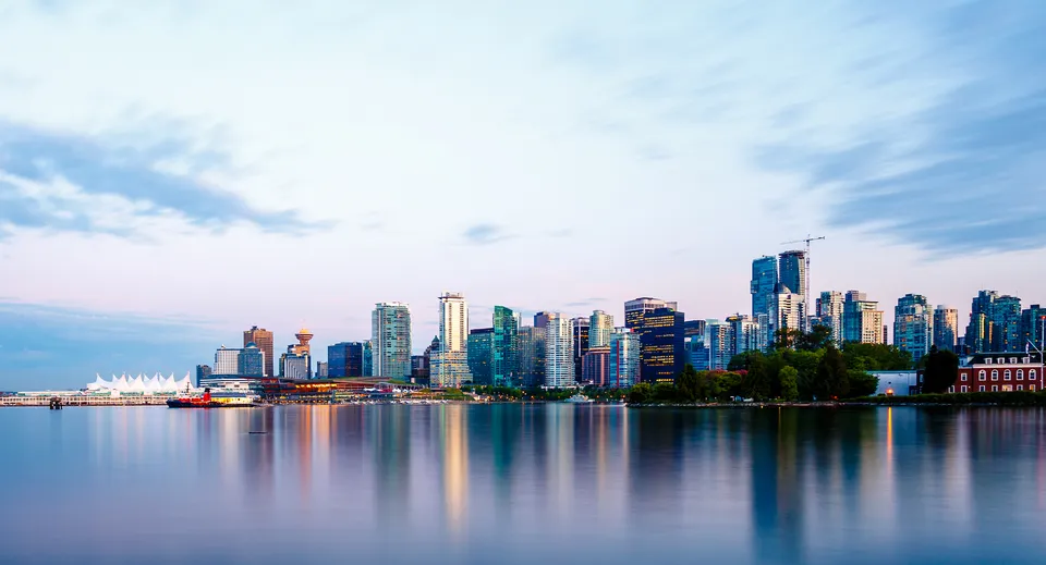 Lo skyline di Vancouver, sede della Kitsilano Secondary School, si riflette sulle acque calme.