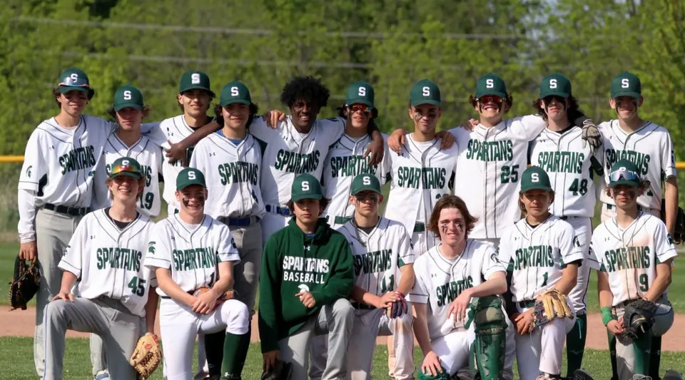 Un gruppo di studenti e studentesse che giocano a baseball sul campo della Craig Kielburger Secondary School.