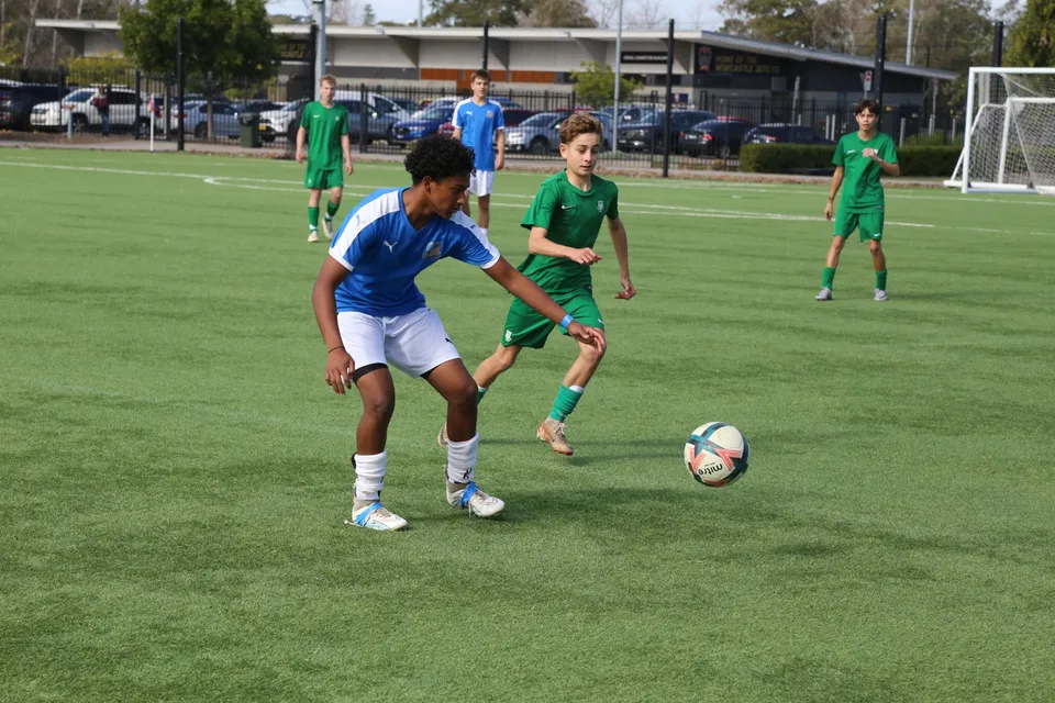 Studenti della Lambton High School giocano una partita di calcio su un campo in erba sintetica.