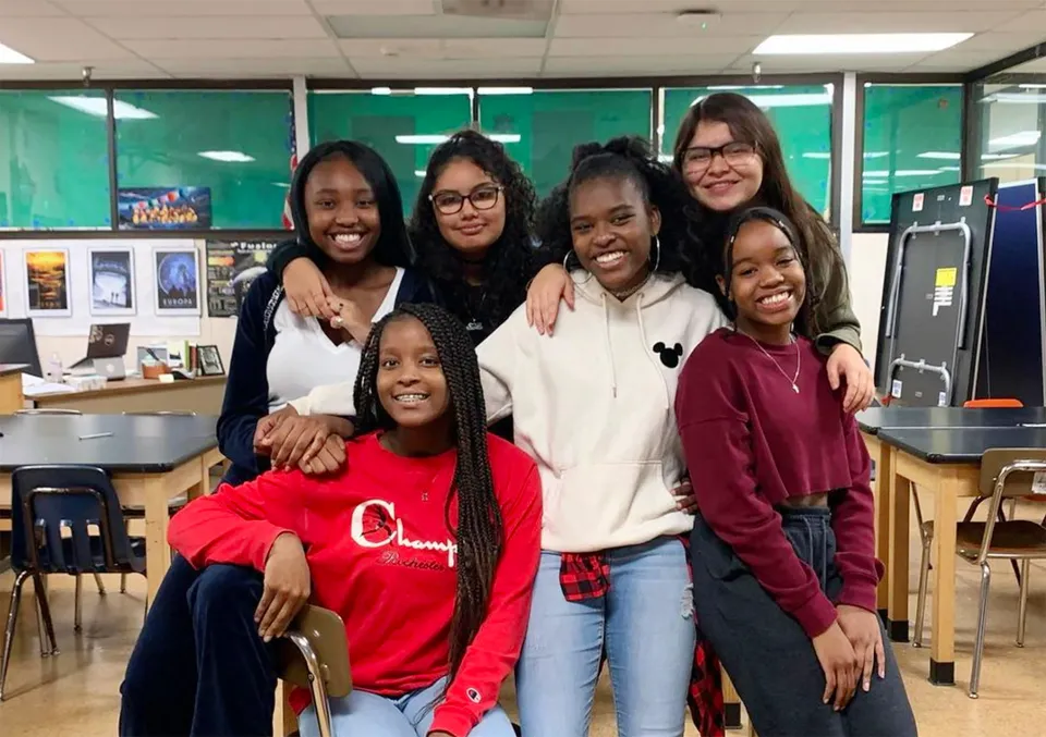 Un gruppo di giovani studentesse si trova insieme in un'aula della Downtown Magnet High School.