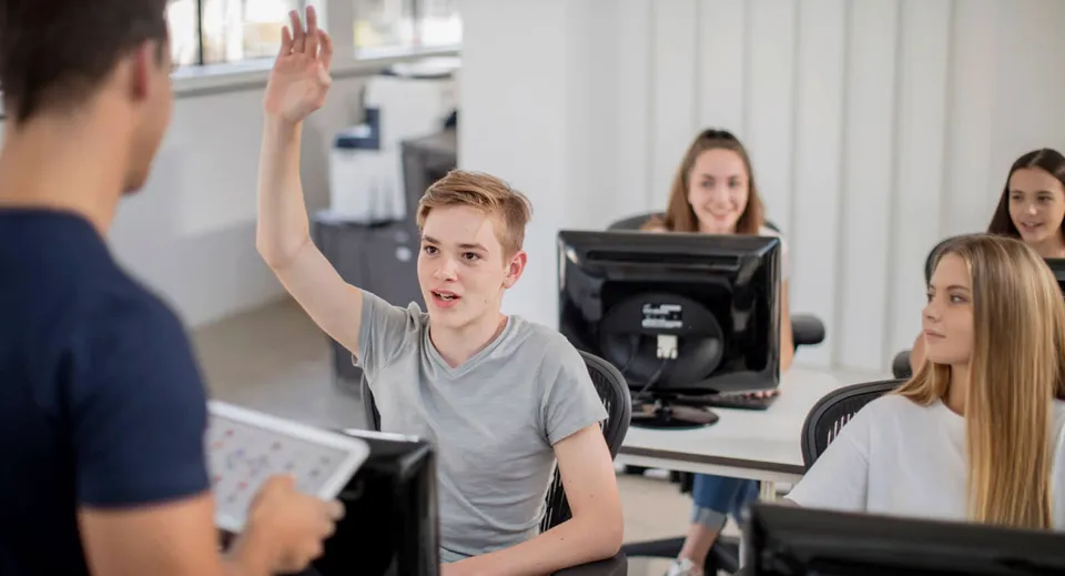 Uno studente della Centre Dufferin District High School alza la mano in un'aula d'informatica.