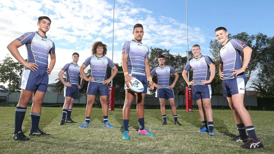 Sette giocatori di rugby della Coombabah State High School in divisa sportiva su un campo da gioco.