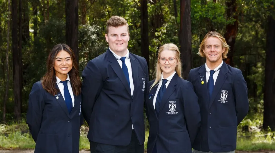 Quattro studenti della Woolgoolga High School sono insieme in un'area boschiva.